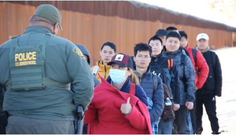 非法移民在接受边境巡逻队的调查