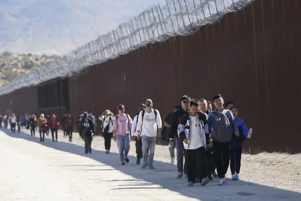 图:美墨边境走线中国移民