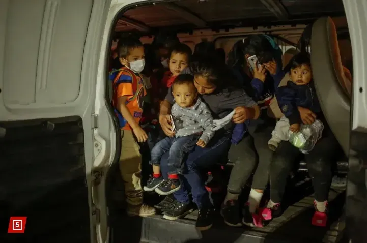 图: 难民孩童聚集于车内
